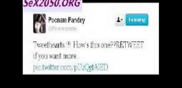  Poonam-Pandey-Hot-Cleavage-Show 1